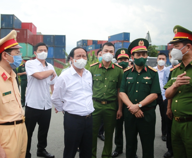 Quân đội hỗ trợ TP.HCM chữa trị F0, tiêm chủng, phân phát lương thực