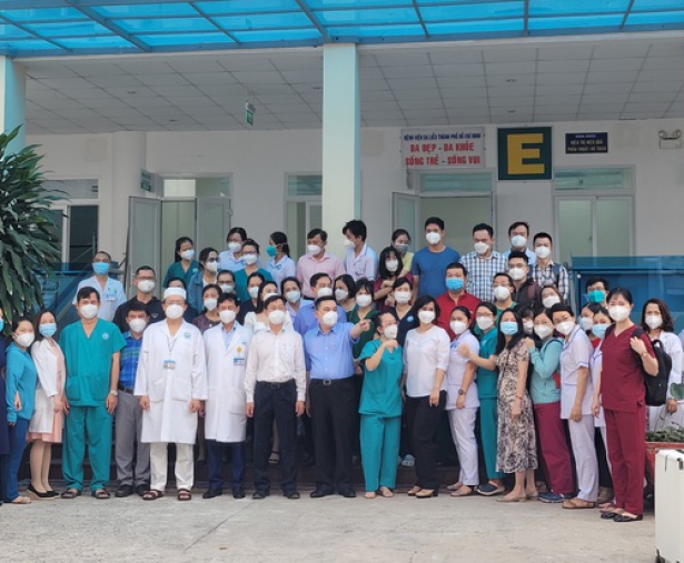 Ứng phó với Covid-19 chủng Omicron, 45 y bác sĩ khẩn cấp vào BV dã chiến