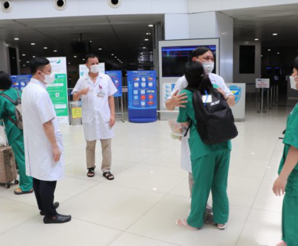 Gần 300 y bác sĩ tiếp tục chi viện miền Nam chống dịch Covid-19