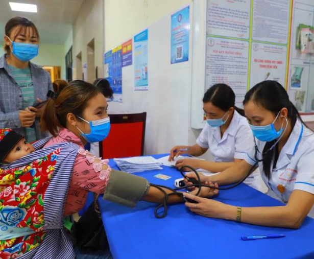 Bắt đầu tiêm vắc xin Covid-19 cho phụ nữ mang thai, bà mẹ đang cho con bú